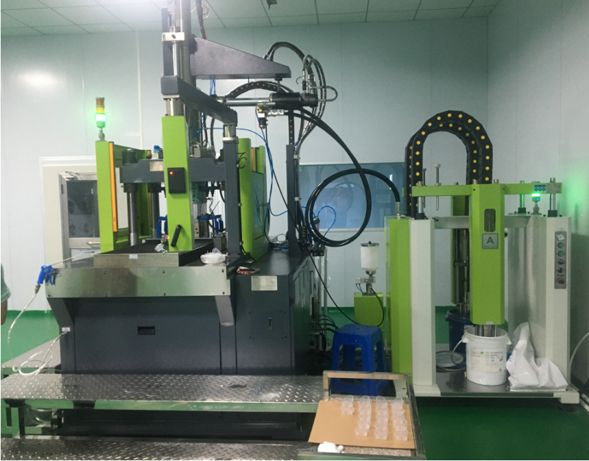 Impianto per lo stampaggio del silicone liquido LSR, vista laterale