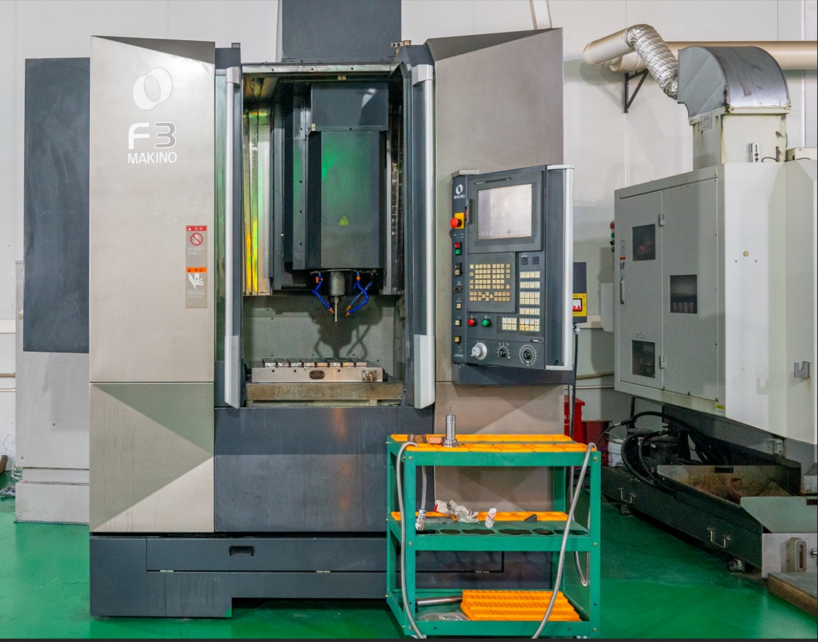 Centro CNC ad alta velocità MAKINO F3